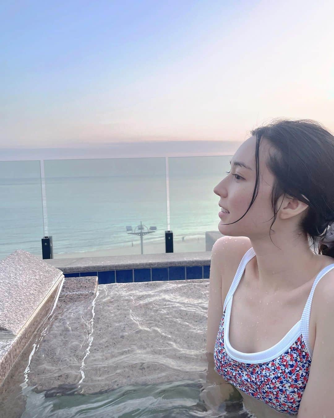 ティア のインスタグラム：「Admiring His creation🙏🏻💖🌊」