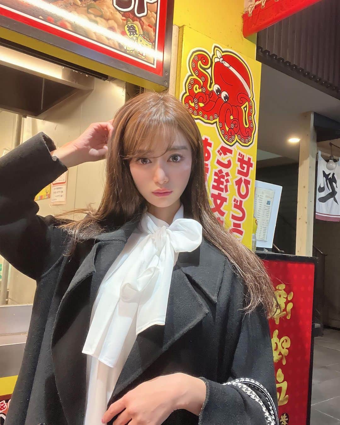 児玉菜々子のインスタグラム：「皆さんご心配をおかけして申し訳ありません🥺  咳も止まってきて、もうほぼ完治です🌿  久々の高熱と身体の痛みで、もう絶対これはインフルかコロナだわと思いましたがそれはどちらも陰性で扁桃腺やられたのが原因でした😭💦  早く回復してお出かけしたい❤️‍🩹🥺  心配してくださった皆さん本当にありがとう🥲💖  皆は体調大丈夫？？ 風邪が本当に流行ってるので本気で気をつけてね🥺💦  ちなみに写真は本文と何の関係もありません😂 たこ焼き屋さんでの一枚🐙  #時差投稿 #たこ焼き #真顔 #体調 #風邪 #回復 #体調不良 #ご心配をおかけしました  #instagram  #instagood  #instalike  #instadaily  #followme」