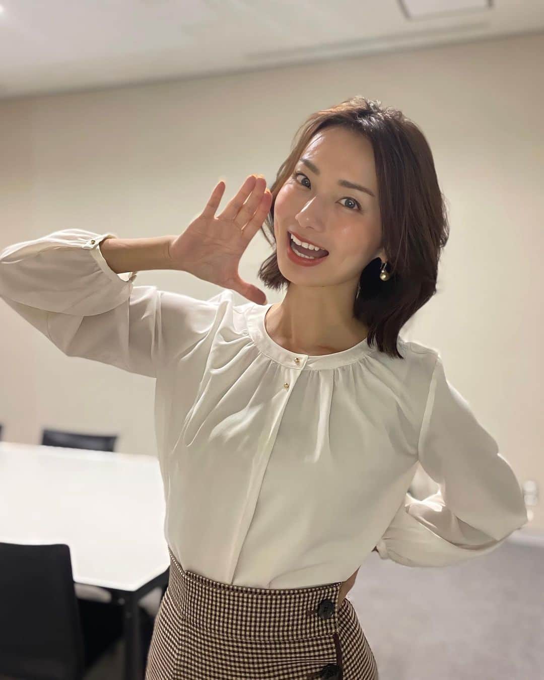 のインスタグラム：「⁡  ⁡今週からABEMA「倍速ニュース」は1時間スタートが早くなり、18時からでした〜 ということで今日も見てくれた方ありがとうございます。(そういえば今日祝日だけど倍速あるのは珍しかったかも…) いよいよサッカーW杯日本初戦ですね⚽️倍速ニュースもサッカーの話題盛りだくさんでした。 ABEMAでは全64試合を無料生中継！もちろん今夜のドイツ戦も放送します。 日本がんばれー🙌   #テレビ朝日アナウンサー #本間智恵 #ABEMA #倍速ニュース」