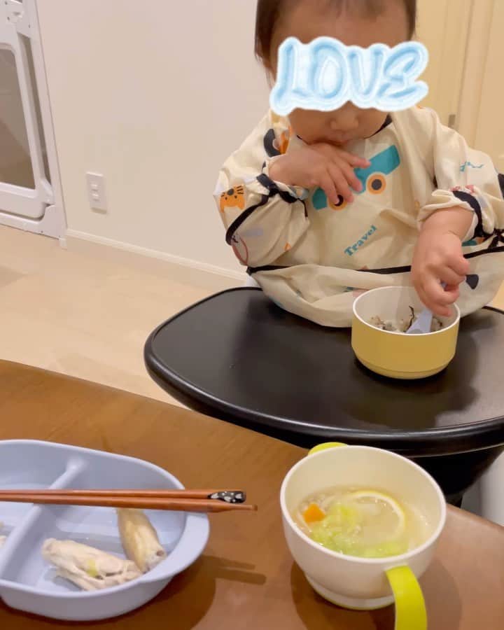 のインスタグラム：「最近メイクさんにオススメしてもらって知った@chamame.logさんのレシピ。 炊飯器で簡単にできるし、食感や味付けがいいのか子どももパクパク食べてくれるし、めちゃくちゃ気に入っています。 今日は鶏塩レモン鍋とビビンバ！普段お米あまり好んで食べないのに、この食いつきよう。 作ったママはテンション爆上がりです😭  #prではありません #一歳児ごはん #ありがとうございます#食卓汚い…」