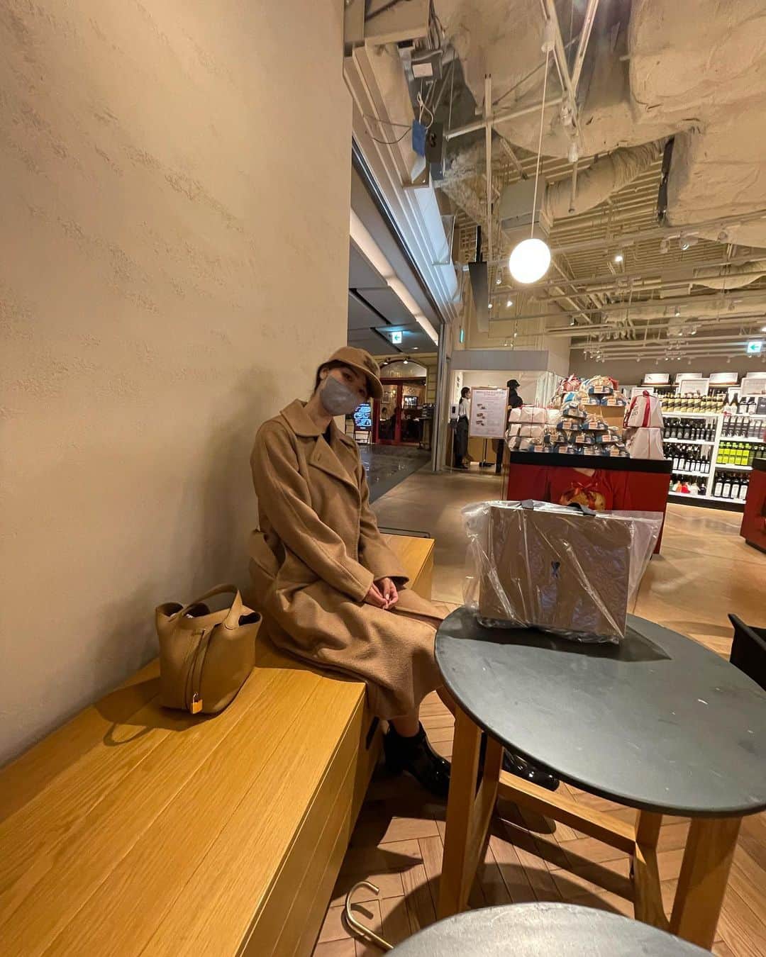 のインスタグラム：「全身キャメル女🧸🍪！  #マックスマーラ」