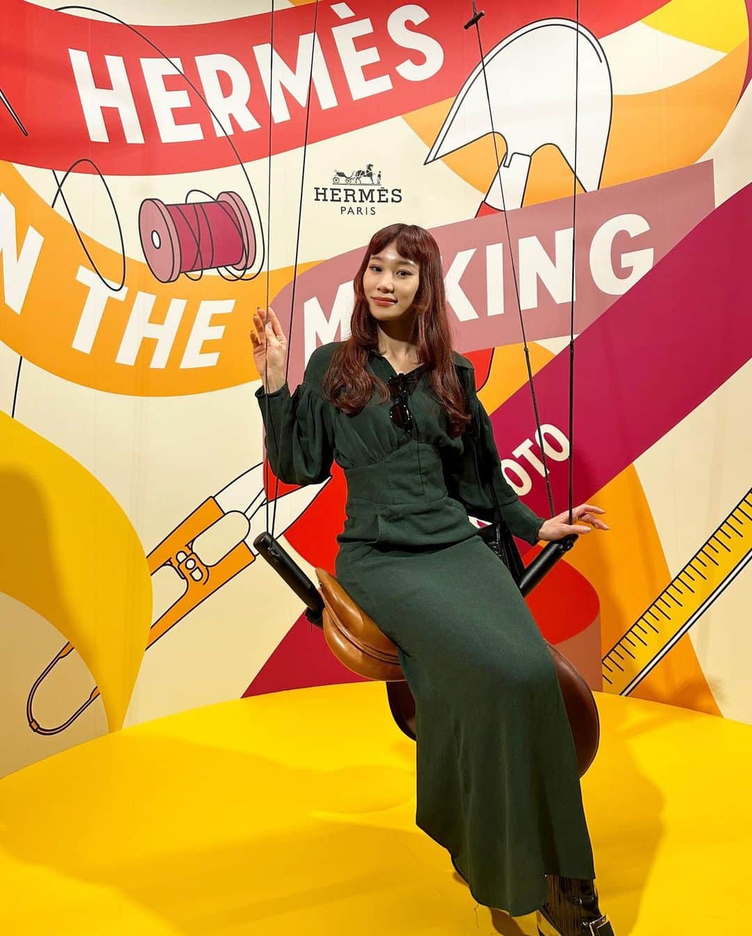 マドモアゼル・ユリアのインスタグラム：「.  Beautiful exhibition ”HERMES IN THE MAKING” in Kyoto  昨日から27日まで、京都の京セラ美術館で開催中の”HERMES IN THE MAKING”展にお邪魔してきました！ アトリエの職人さん達が、この展示の為に来日し、実際の作業の様子を目の前で見せて頂きました。 職人さんに直接質問したり、お話もできました😊 エルメスを語る上で欠かせない職人技「サヴォワフェール」を目の当たりに出来る素敵な展示🪡🐎 ヨーロッパ発祥なのに、今は日本にしか残っていないスカーフのプリント技術のお話も面白かった！  ワークショップもあったり、とっても楽しい展示でした☺️ ちょうど紅葉が見頃の京都での開催🍁🍁🍁 @hermes  #hermesinthemaking」