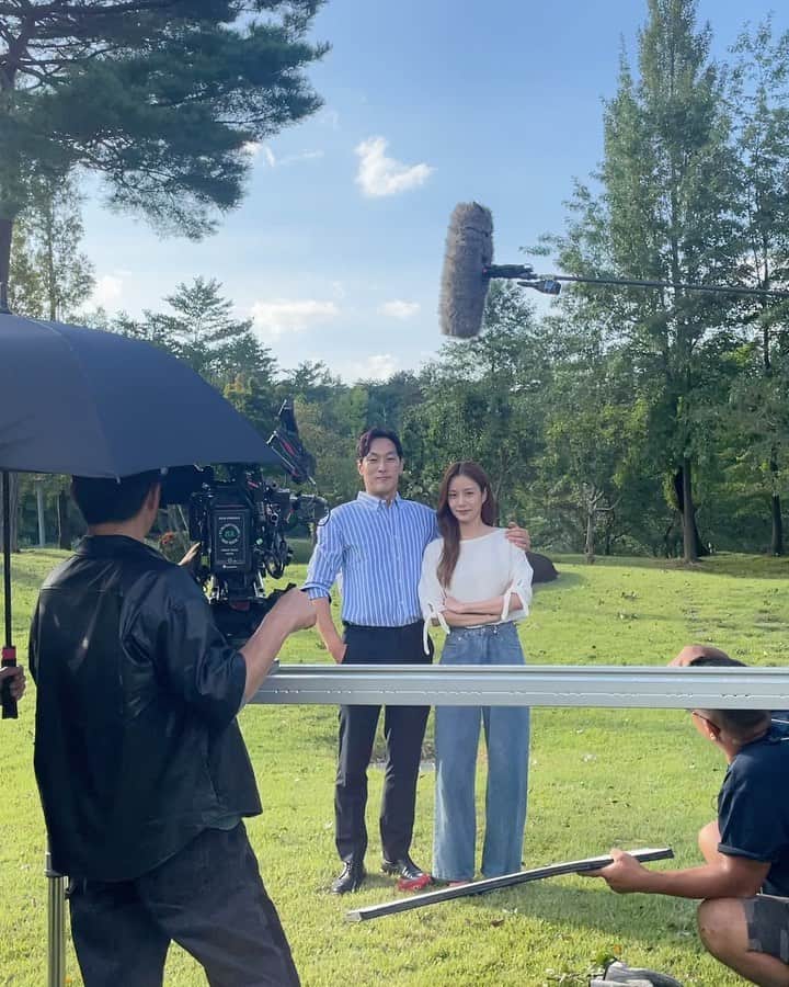 ソン・ダウンのインスタグラム：「#금수저 비하인드 (두번째 사진.. 팔에 벌레 붙음 허허)」