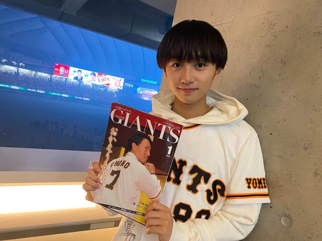 大西利空さんのインスタグラム写真 - (大西利空Instagram)「⁡ 本日「ジャイアンツ・ファンフェスタ2022 supported by DAZN」に出演させていただきました！ ⁡ 大好きな東京ドームのステージで選手の皆さんとお話ができて、凄く貴重な経験になりました！ 来年もあの舞台に立てるよう、YAEとして月刊ジャイアンツを盛り上げていきます！ これからもよろしくお願いします！ ⁡ 明日は月刊ジャイアンツ1月号の発売日です！ ぜひご覧下さい！ ⁡ #ジャイアンツ  #月刊ジャイアンツ」11月23日 21時44分 - rikuonishiofficial