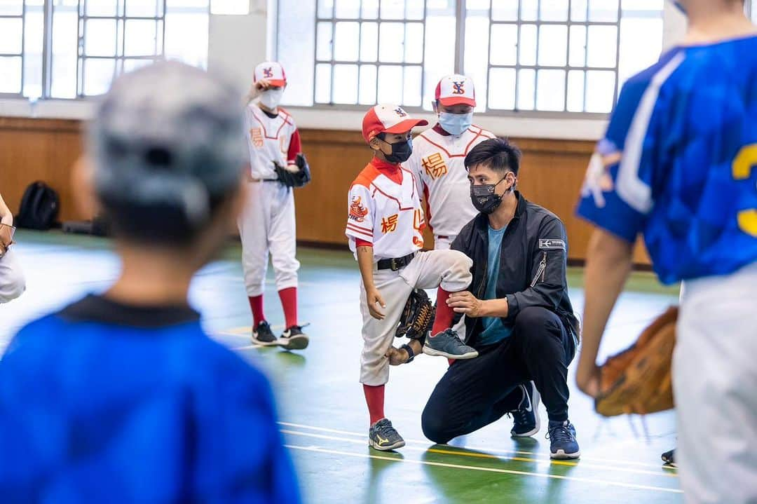 チェン・ウェイン（WeiYin Chen）さんのインスタグラム写真 - (チェン・ウェイン（WeiYin Chen）Instagram)「回到台灣後今年是第三度參與華航的公益棒球訓練營，謝謝華航 @chinaairlines.tw  一直都有關注偏鄉小朋友，並透過實質物資協助他們，今天和維中及國體大的 4 位學弟一起來到桃園楊心國小，和楊心國小、水美國小及新屋國小的小朋友聊聊天、指導動作分享經驗～其實就像陪自己的孩子做日常的練習，很有趣，也很榮幸可以在打球這段過程讓他們留下一些特別的回憶～ 雖然這一年發生了很多不能控制的事，但是我相信堅持繼續做出最大的努力，這樣當機會來的時候依然可以全力以赴！」11月23日 21時45分 - chenweiyin0721