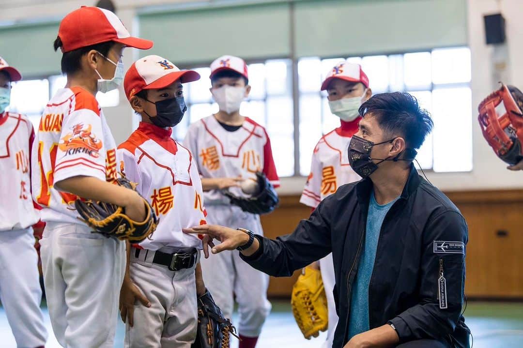チェン・ウェイン（WeiYin Chen）さんのインスタグラム写真 - (チェン・ウェイン（WeiYin Chen）Instagram)「回到台灣後今年是第三度參與華航的公益棒球訓練營，謝謝華航 @chinaairlines.tw  一直都有關注偏鄉小朋友，並透過實質物資協助他們，今天和維中及國體大的 4 位學弟一起來到桃園楊心國小，和楊心國小、水美國小及新屋國小的小朋友聊聊天、指導動作分享經驗～其實就像陪自己的孩子做日常的練習，很有趣，也很榮幸可以在打球這段過程讓他們留下一些特別的回憶～ 雖然這一年發生了很多不能控制的事，但是我相信堅持繼續做出最大的努力，這樣當機會來的時候依然可以全力以赴！」11月23日 21時45分 - chenweiyin0721
