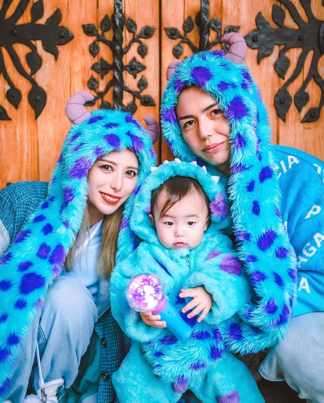 のインスタグラム：「娘1歳の誕生日おめでとう🎊❤️  ディズニーデビューしました🐭🎠 サリーちゃん🥺💙💙💙 かんわいいいいいい🥺💙💙💙💙たまらん、  この前産んだばかりなのに もう1歳か🥹あっという間すぎたなあ🥹  娘の笑顔に何度も救われて 育児というよりも こちらが親として人として 成長させてもらった事の方が 多かったと思う😳  そして親愛なるパートナーと どんな時も支え合いながら とにかく楽しんだ🥰❤️  めいいっぱいの愛情を注いできたこの1年間に後悔は一つもない😌  本当に本当に大切で 何にも変えられない かけがえのない大事な娘👸🏼  私達の元に生まれてきてくれて ありがとう❤️  #1歳誕生日　#birthday #誕生日ディズニー　#一歳誕生日 #0歳卒業」