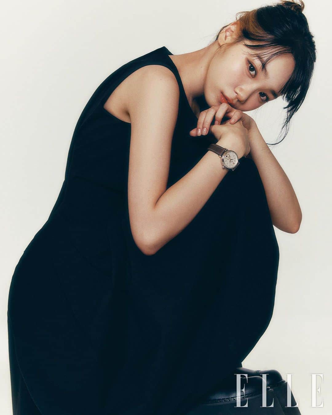 キム・チェウォンのインスタグラム：「@ellekorea 🖤 @iwcwatches」