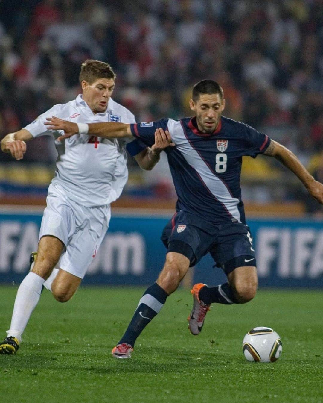 クリント・デンプシーさんのインスタグラム写真 - (クリント・デンプシーInstagram)「Repost @ussoccer 🇺🇸 🏴󠁧󠁢󠁥󠁮󠁧󠁿 🤞」11月23日 22時21分 - clint_dempsey