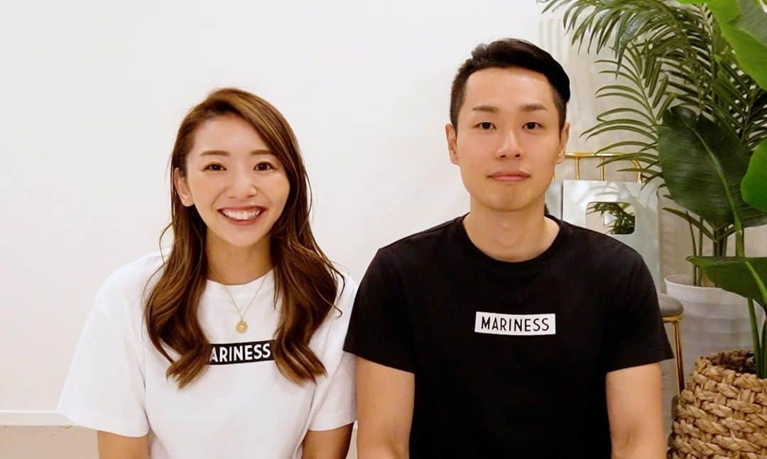 のインスタグラム：「ご報告🙏✨  YouTubeでお話しさせていただきましたが、この度ダーウィンとの間に第一子を授かりました。 来年、母ちゃんになります!!  ダーウィンと付き合って10年。 来年にはルル🐶とお子と4人家族になれること…心から嬉しいです。  妊娠して、改めて健康の大事さとありがたみを感じます。  そして何より、たくさん動画に温かいコメントを頂き、ほんとうちらは周りの方や視聴者さんに恵まれているね、とダーウィンとしみじみ感じています🙏  これからの活動についてはYouTubeで詳しく自分達の言葉でつづらせていただいてるので是非そちらを見ていただけたら嬉しいです✨  これからも変わらず心とカラダの健康を発信する宅トレクリエーターとしての活動を続けていきますので、引き続き夫婦共々よろしくお願いします🙏✨（もちろん自分のカラダを世界一大事にします✨）  #宅トレ #マリネス  #mariness」