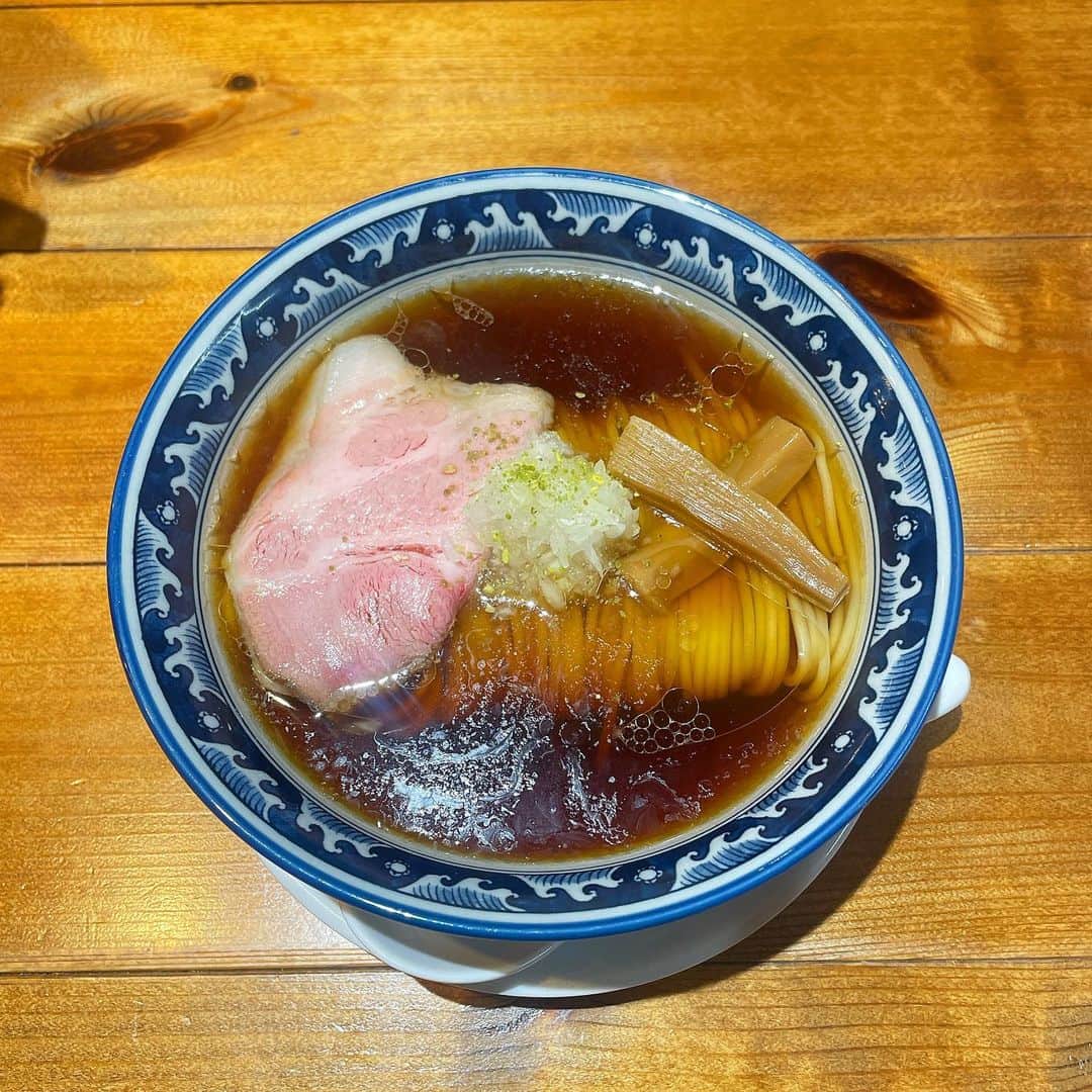 大塚七海のインスタグラム：「坂本01🍜  ずっと前から気になってたお店！ 01中華そばを注文しました🍜  盛り付けが綺麗すぎて、食べるのが勿体なかったです...！ スープは、最初濃いめの醤油の風味が広がって、後から山椒の美味しさがやってきます！！！一口で2度楽しめる☺️ 麺はちゅるちゅるで、チャーシューも柔らかくてとっても美味しかったです😋絶対また行きます🕺  #坂本01 さん　#新潟ラーメン　#新潟グルメ　#なな麺 #NGT48らーめん部　#ラーメン #らーめん  #ラー活 #麺活 #麺スタグラム #麺 #ラーメン大好き #ラーメン巡り #ラーメンインスタグラム #ラーメン好きな人と繋がりたい #拉麺 #라면 #ramen #japanesefood #foodstagram #instafood #foodstagram #foodphotography #noodles #noodle」
