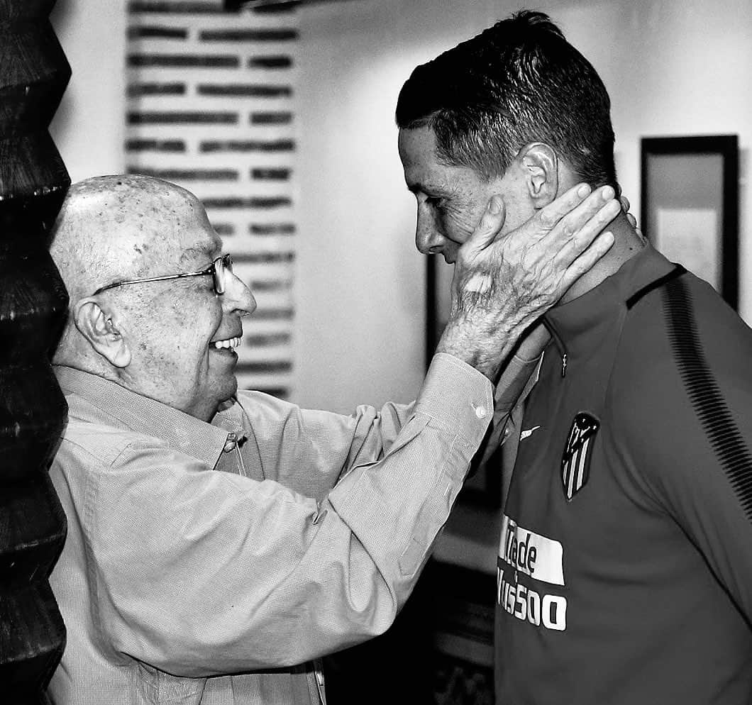フェルナンド・トーレスのインスタグラム：「Nos ha dejado un hombre bueno. Ha fallecido Lázaro Albarracín, tantos y tantos años acompañando a su Atleti por todo el mundo. Perdemos a una persona excepcional que ocupará una butaca privilegiada en nuestro tercer anfiteatro. Descansa en Paz querido Lázaro.」