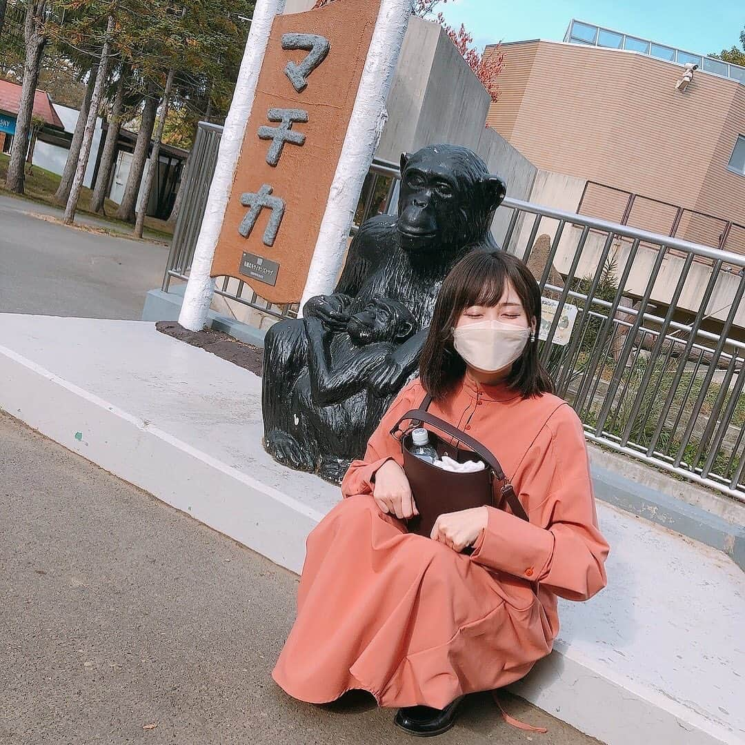 清都ありささんのインスタグラム写真 - (清都ありさInstagram)「𓂃𓈒𓂂𓏸 ⁡ いつぞや行った動物園シリーズその② ⁡ チンパンジーとおんなじポーズ🐒 段差の前にしゃがんでやってみたけど気付いたら目瞑ってた😌 ⁡ 何かの像とか看板とかとおんなじポーズした写真って撮りたくなりません？笑 ⁡ ⁡ 𓂃𓈒𓂂𓏸 ⁡ ⁡ #動物園 #おんなじポーズシリーズ #元気な鳴き声聞こえてたな😌」11月23日 23時05分 - kiyotorou