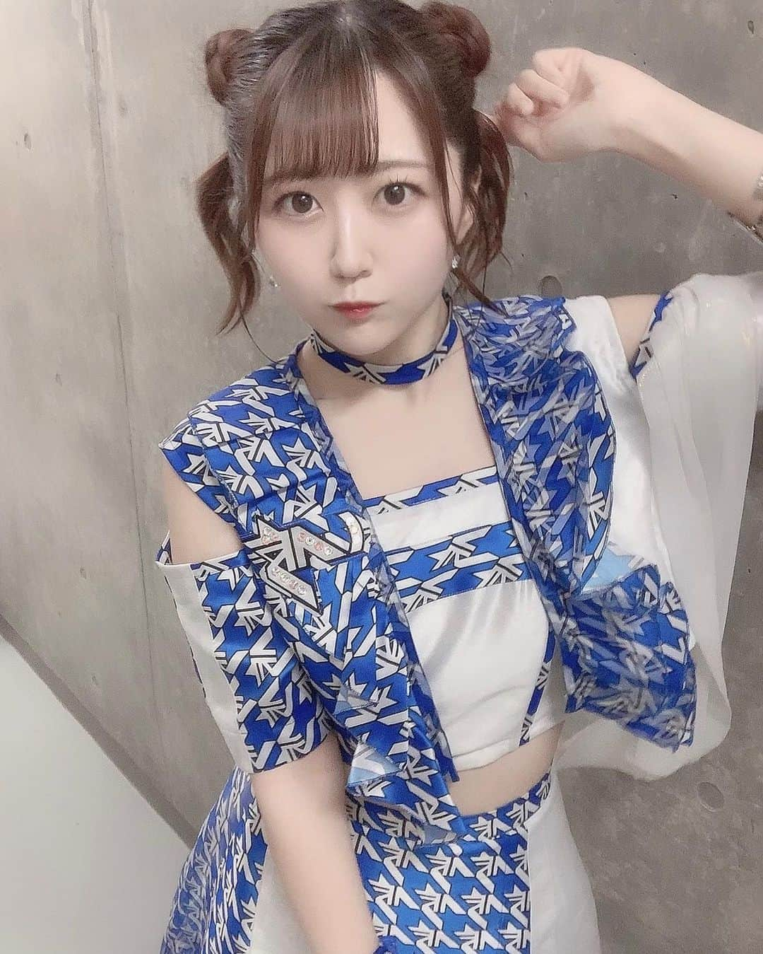 古谷柚里花さんのインスタグラム写真 - (古谷柚里花Instagram)「. 久しぶりの衣装写真💙 くまさんヘア30分のライブ持ち堪えてくれた🥹🤍 #アプガ #アイドル #推し活 #アイドルヘア #ヘアアレンジ #おだんごアレンジ #量産型ヘアメ #ヘアメ #いいね大歓迎 #i4i」11月23日 23時33分 - uugirl_new_yurika