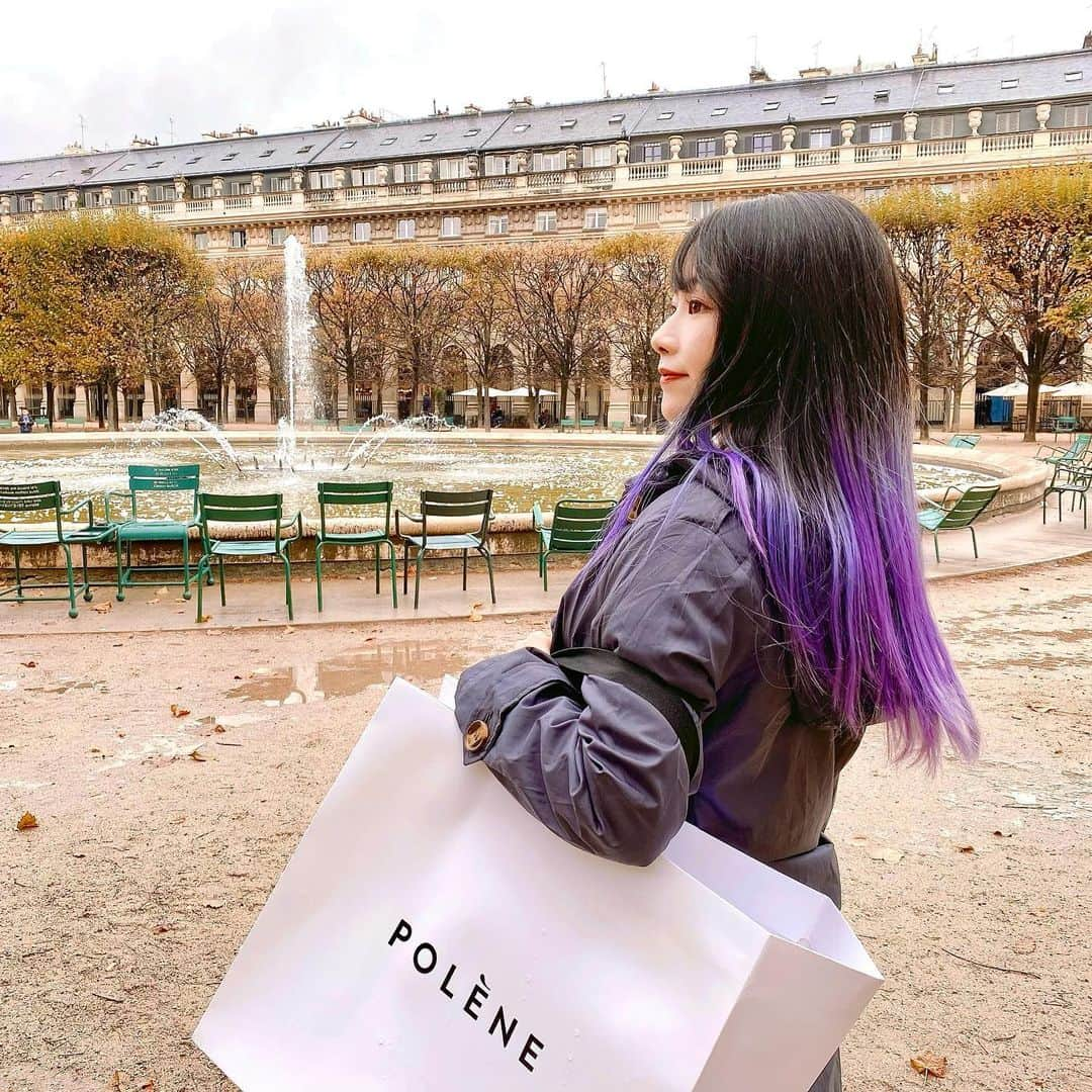 常深史織のインスタグラム：「#パレロワイヤル 〜#POLENEparis ✴︎ 庭園を歩いているだけでも うっとりするほど美しい✴︎  パリで1店舗しかない ポレーヌに1時間ほど並んで お気に入りの逸品と出会い 行きも帰りも パレロワイヤルでお散歩🫶  次の目的地はもちろん！！💫 みんな当ててみて？？  #フランス #france  #ヨーロッパ #ヨーロッパ旅行  #palaisroyal  #palaisroyale  #王の宮殿 #ビュラン  #LesDeuxPlateaux」