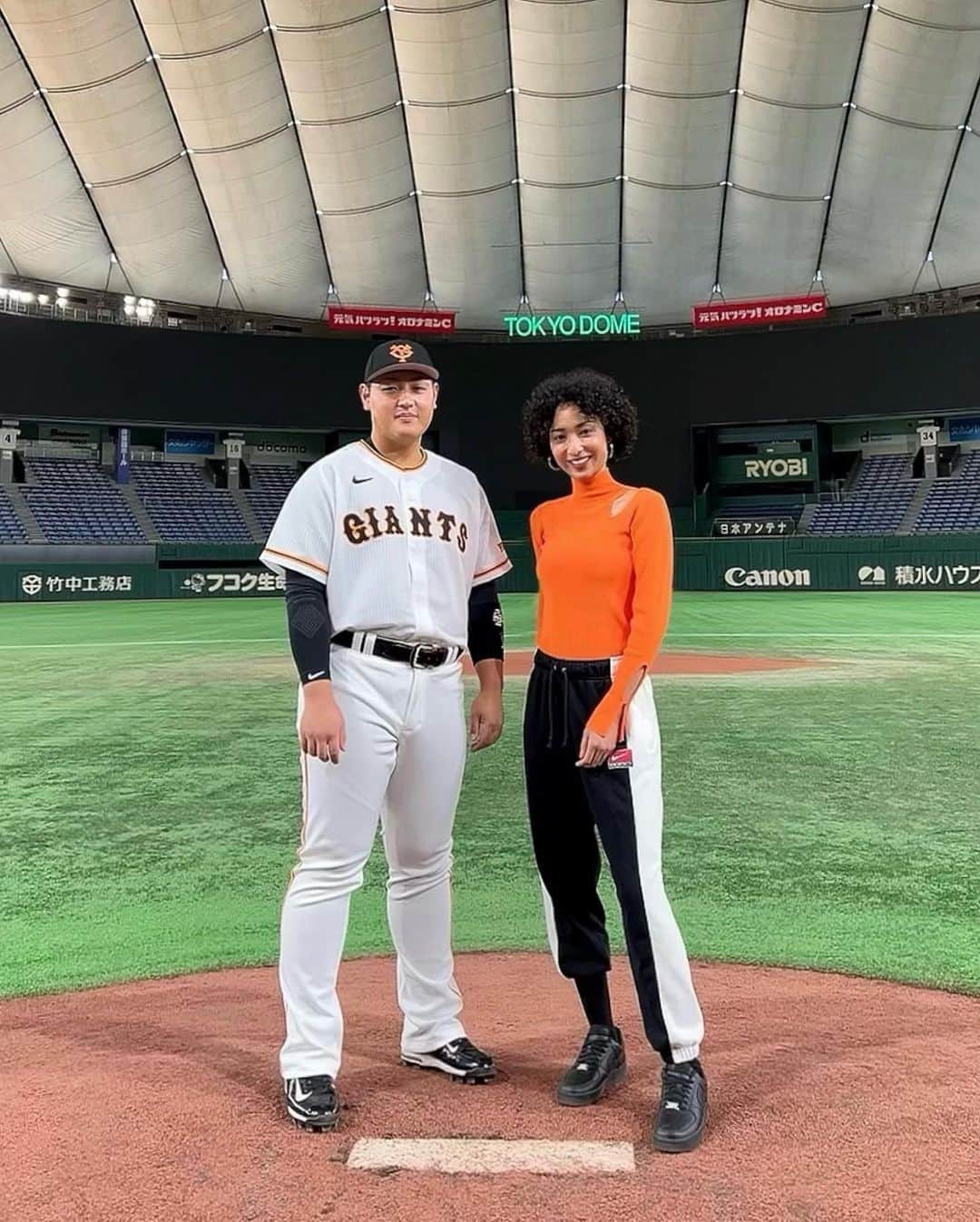 GENAのインスタグラム：「@niketokyo × @yomiuri.giants 岡本選手と✌🏽🏟⚾️」