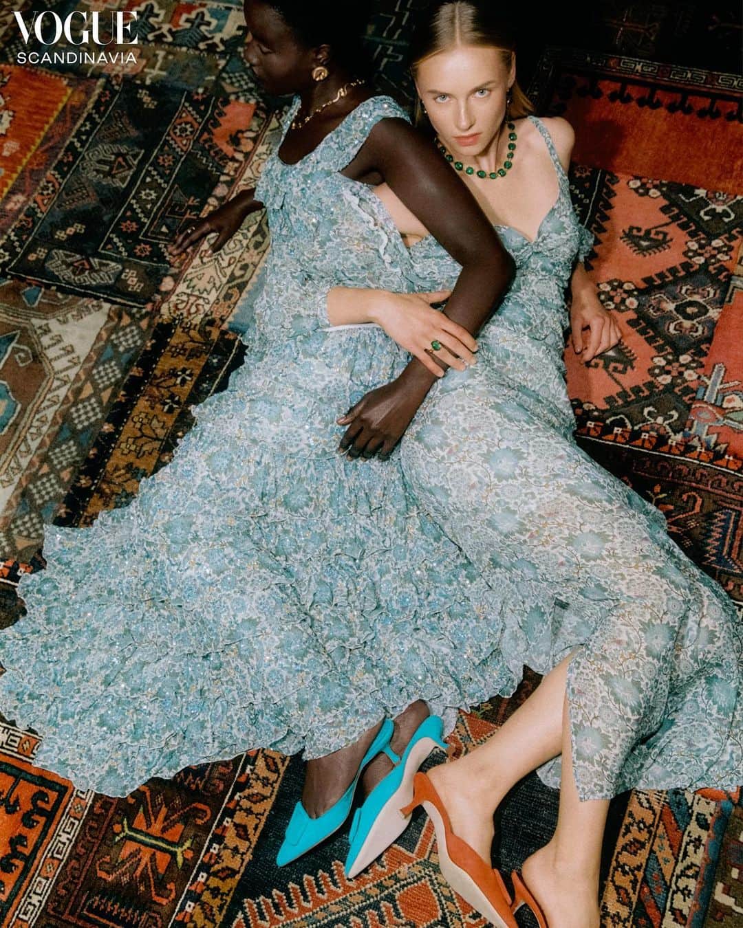 のインスタグラム：「We are so incredibly proud! Thank you @voguescandinavia for feauturing our journey & universe on over 18 pages in your 9th Edition.   Thank you @josefinforsberg, never have anyone captured the essence of our brand as beautifully as you.   18 pages of fashion, interior and history photographed by Norwegian photographer @idafiska.   We are beyond grateful! You can order the magazine on voguescandinavia.com 💕  With love, Tine & Elisa   Photographer: @idafiskaa_  Stylist: @mariafuhre  Talents: @tinemollatt @elisamollatt  MakeupArtists: @malinwallin__ (MODELS), @lindawickmann (TALENTS)  Set Designer: @johnandrehanoy_  Models: @ayan_mou @mirakelalove @svettlama  Photographer Assistant: @toorgeir Stylist Assistant: @amaliehunn HMU Assistant: @gevirsofia」