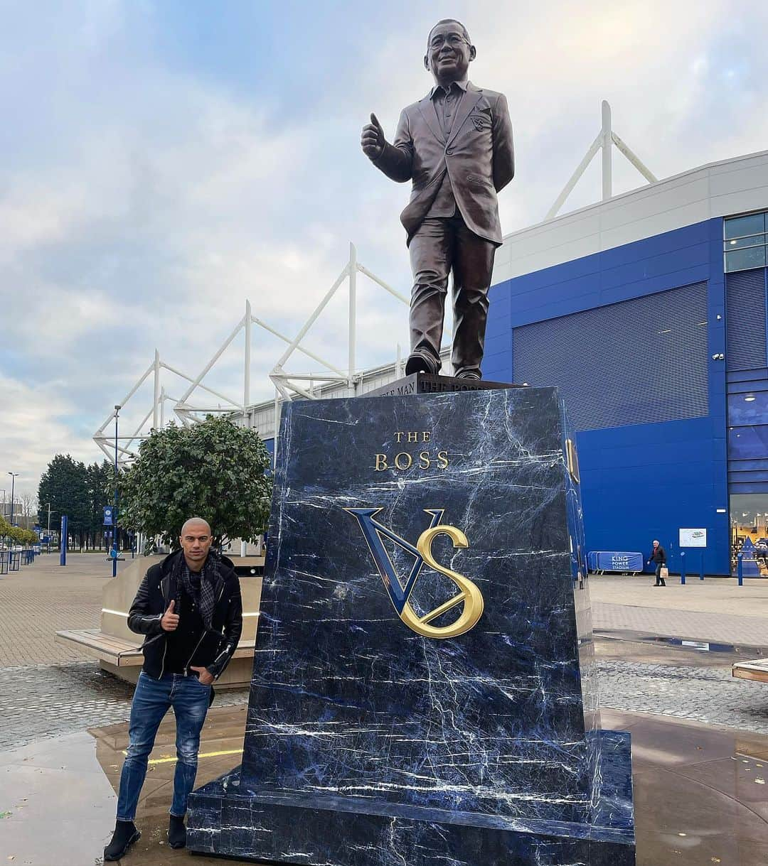 ギョクハン・インレルのインスタグラム：「The BOSS 🙏🏽💙💐 #lcfc #foxes #family」