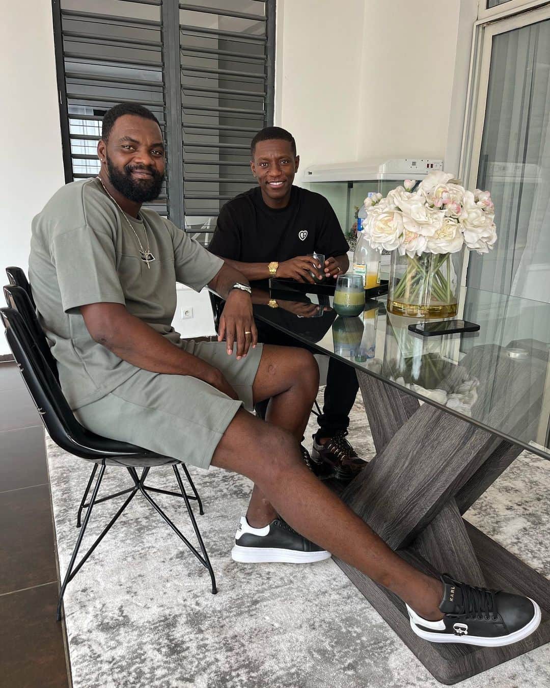 マックス・グラデルのインスタグラム：「Très heureux de passé ce moment avec toi frère @gbohouos16 , l’herbe ne pousse pas seule 🇨🇮 🇨🇮🇨🇮🍀🍀🍀」