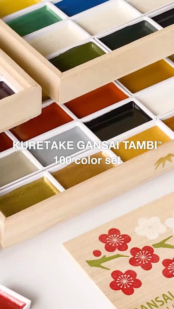 Kuretakeのインスタグラム：「呉竹は今年、創業から120周年を迎えました。  これに合わせて、限定商品として呉竹 顔彩耽美　桐箱100色セットを販売しております！ 全100色が一度に揃う豪華なセットで、ギフトなどにもおすすめです。  ぜひチェックしてみてくださいね。  KURETAKE 120TH ANNIVERSARY LIMITED ITEM ●Gansai Tambi 100 colors set You can get all 100 colors with this set. Best for a gift!  #kuretake #呉竹 #kuretakezig #Gansaitambi #kuretakegansaitambi #顔彩耽美 #画材 #画材紹介 #画材好きな人と繋がりたい #絵描きさんと繋がりたい」
