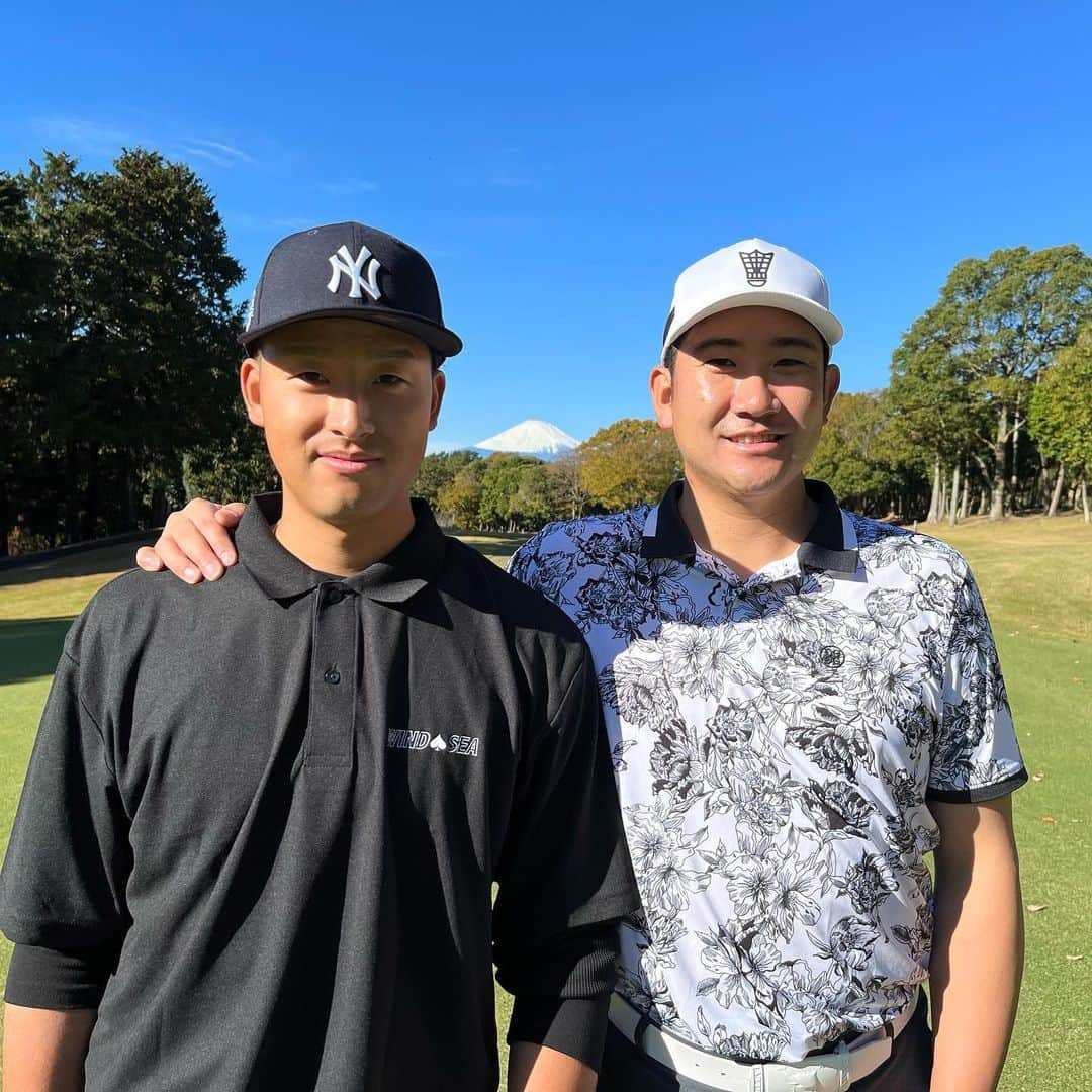 読売巨人軍さんのインスタグラム写真 - (読売巨人軍Instagram)「#不屈 #納会ゴルフ⛳️ #菅野智之 投手 #堀田賢慎 投手 #エースから #直接指導中 #富士山 #巨人 #giants #ジャイアンツ #読売ジャイアンツ #野球 #プロ野球 #東京 #tokyo」11月24日 11時15分 - yomiuri.giants