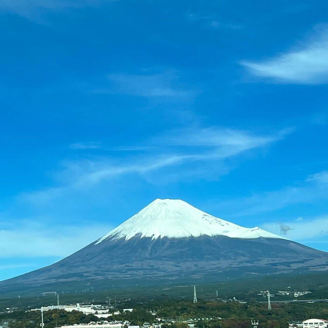 野々村友紀子さんのインスタグラム写真 - (野々村友紀子Instagram)「今日の富士山は「これぞ富士山！」な富士山でした🗻✨  天気も良くて気持ち良いですね。  名古屋へ向かっております。 【ゴゴスマ】生放送です💚」11月24日 11時52分 - nonomura_yukiko
