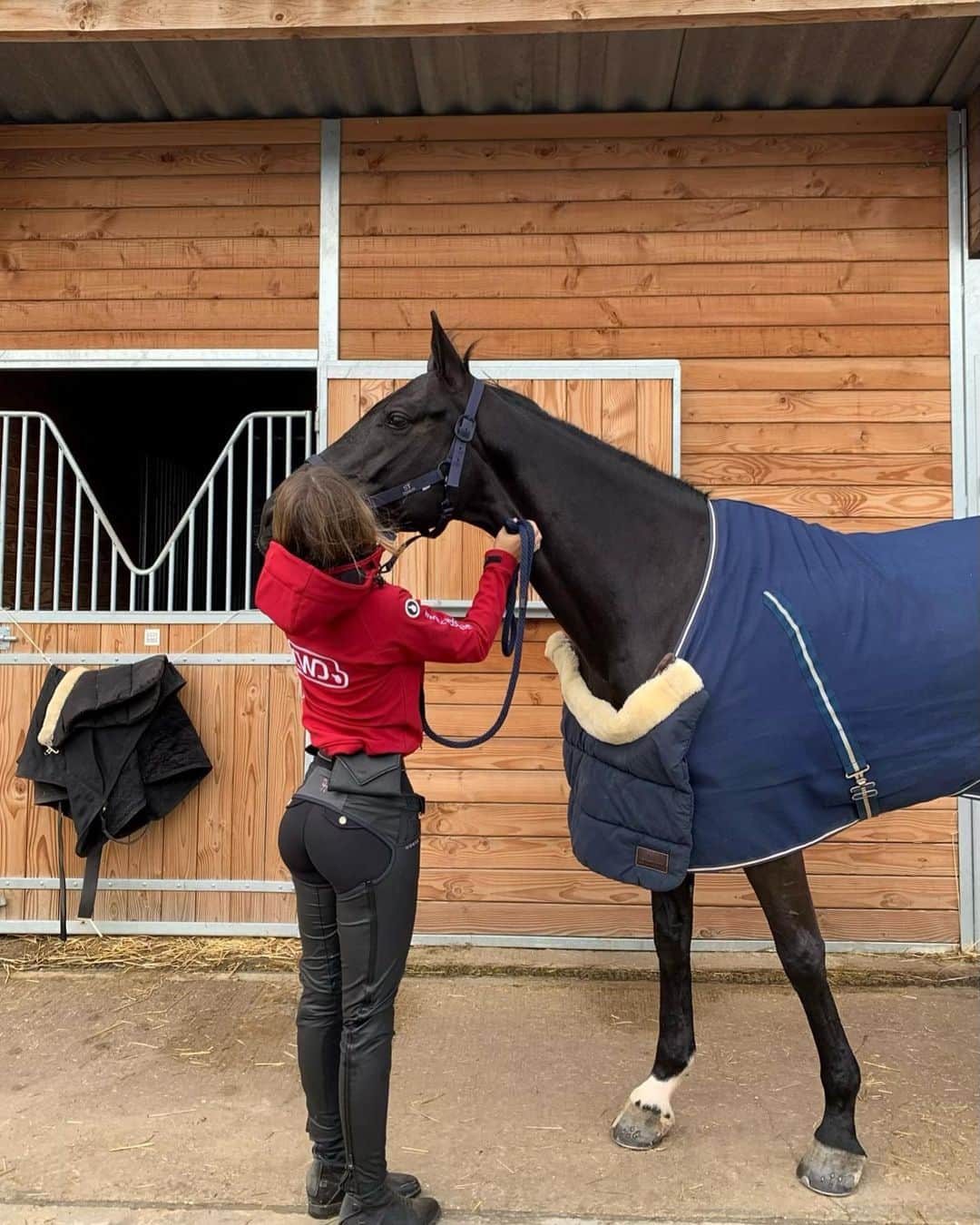 マチルダ・タントットのインスタグラム：「Rainy all day everyday but not an excuse to miss a training with my baby girl ☔️🤍 🐴」