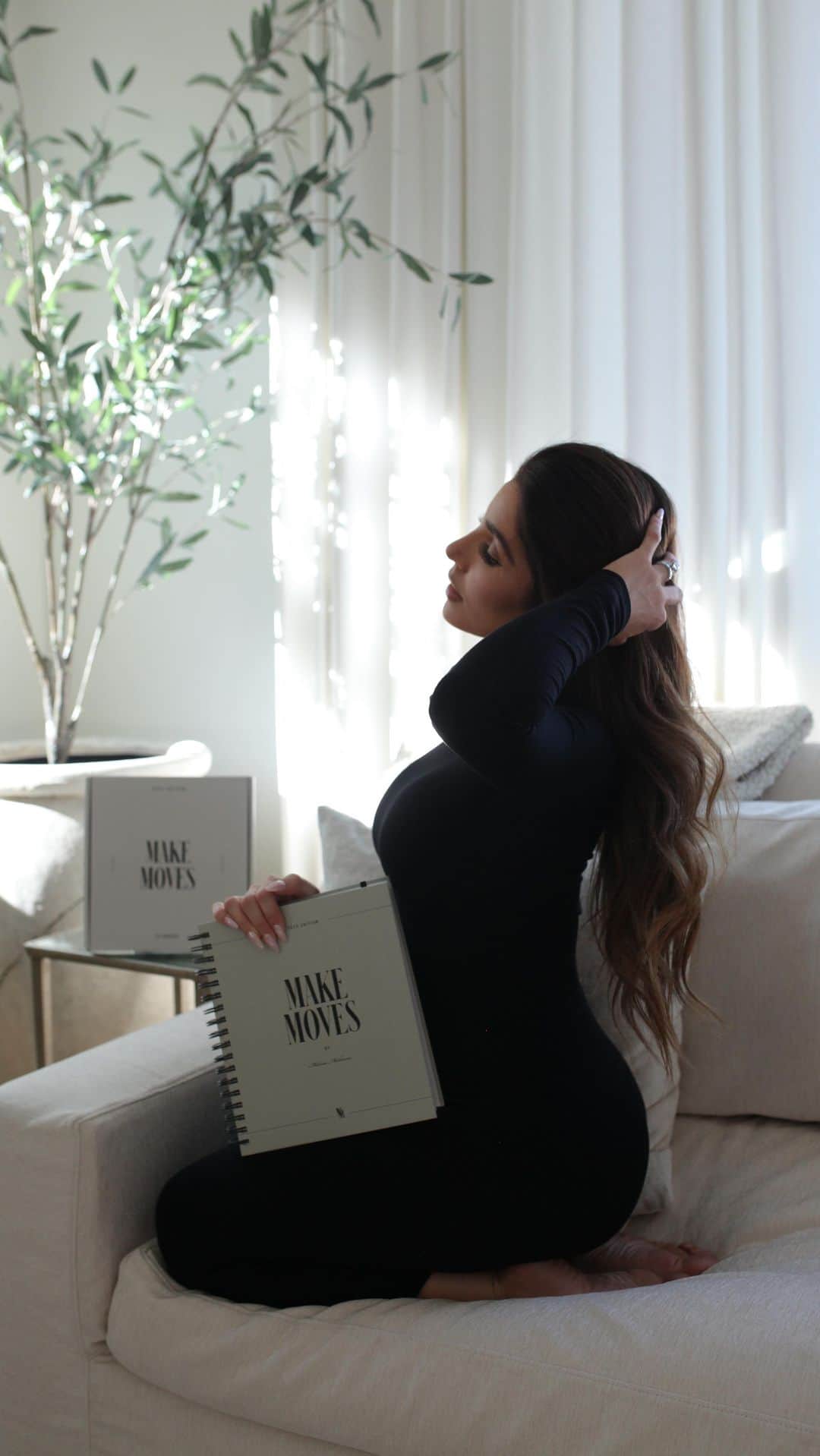 メリッサ・モリナロのインスタグラム：「MAKE MOVES 2023 Planner- Not your average planner! LIVE BLACK FRIDAY!」