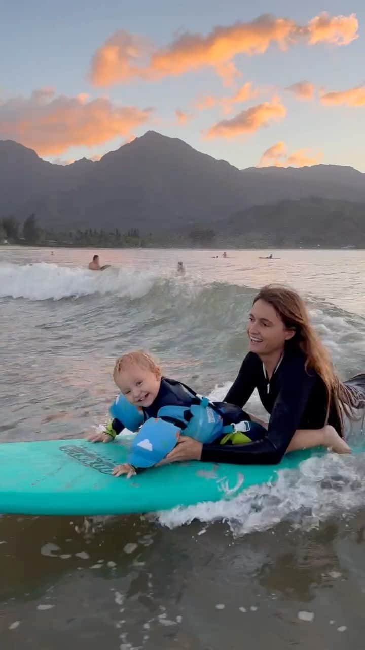 アラナ・ブランチャードのインスタグラム：「Lil afternoon with my boys. Koda love going on the surfboard. It’s so cute how stoked he gets.」