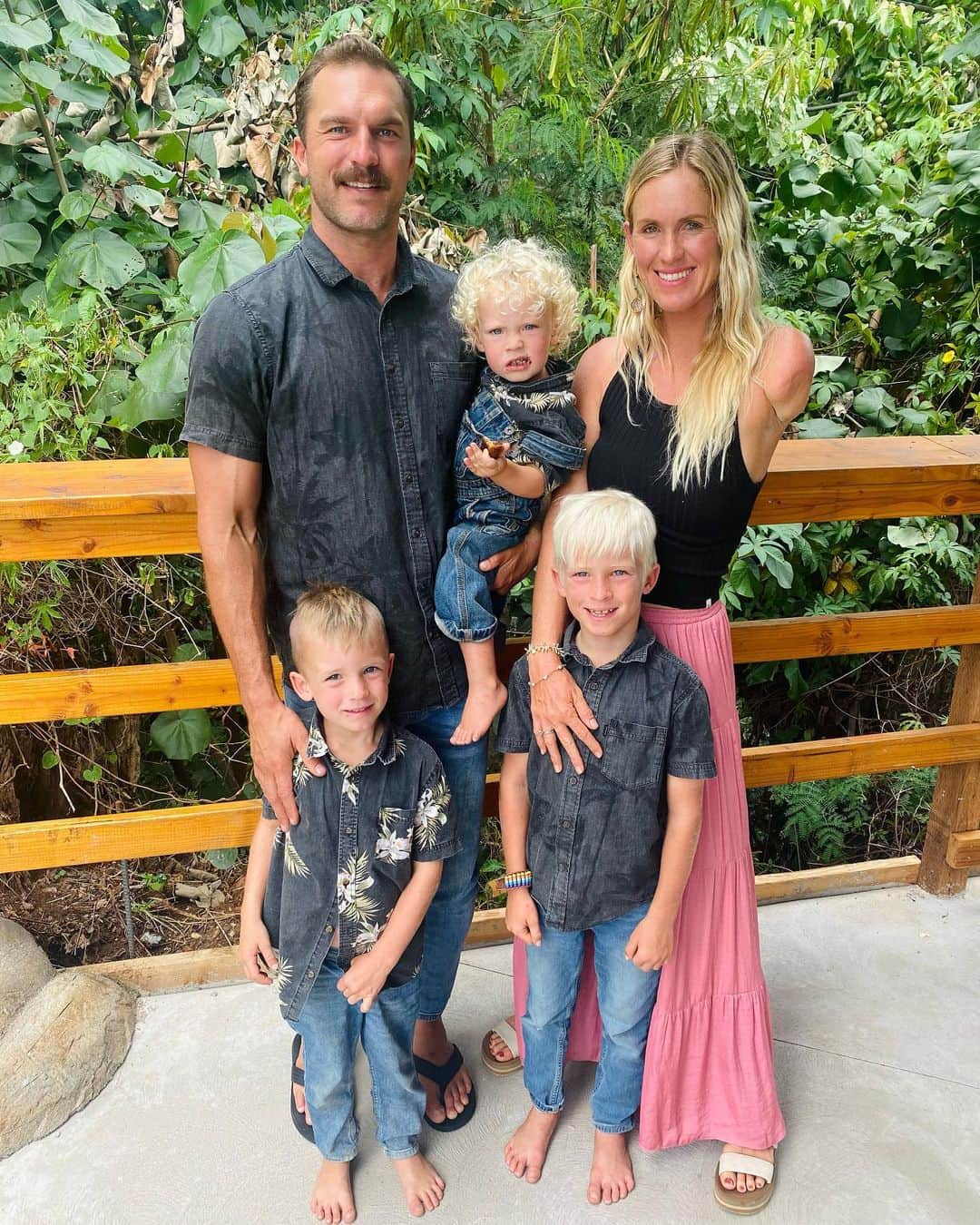 のインスタグラム：「THANKFUL for my gang here and so many more not pictured here! Life’s flying and I’m thinking people are one of thee best parts of this life! Love y’all ♥️♥️♥️ Grateful for much more too! 🌊✝️🍉Hope y’all have a lovely Thanksgiving and find your gratitude this time of the year and beyond.  James 1:17  17 Every good gift and every perfect gift is from above, coming down from the Father of lights, with whom there is no variation or shadow due to change.」