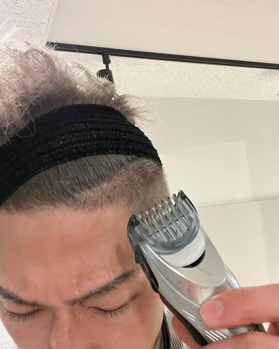 樽美酒研二さんのインスタグラム写真 - (樽美酒研二Instagram)「おはようございます、、、 勢い余ってでこの毛剃ってしまった(´༎ຶོρ༎ຶོ`) 今日これから仕事なのにぃ。。うぅぅうぅぅ よし、仕事休もうっ！٩( ᐛ )وおーっ 探さないでください🫠🫠」11月24日 5時17分 - ketsu.no.kamisama