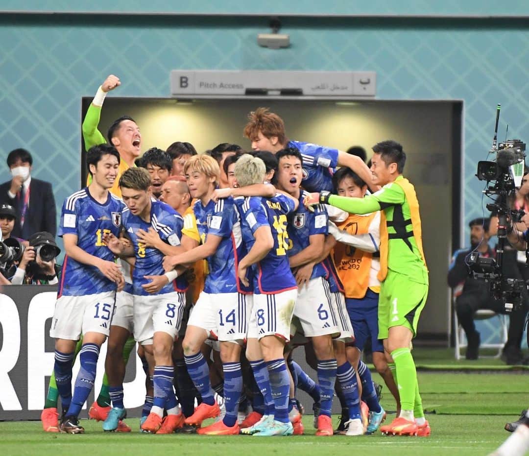 川島永嗣さんのインスタグラム写真 - (川島永嗣Instagram)「チームの輪は最初から丸いものではない。  こういう本当の厳しい戦いを乗り越えてこそ、横と横が繋がって本当の輪になっていく。  この結束力がチームをより強固なものにしていく。  僕達選手だけでなく、 スタッフ、関係者、スタジアムで応援してくれた沢山のサポーター。  そして遠く日本から気持ちを送ってくれた沢山の人々。  まだ戦いは始まったばかり。  共にもっとこの輪を大きく、強い輪にしていきましょう。  行こう、日本！！  One team💪🏻  One nation🇯🇵🇯🇵🇯🇵  #fifa#worldcup#qatar#2022#新しい景色を#共に」11月24日 5時39分 - eijikawashima01