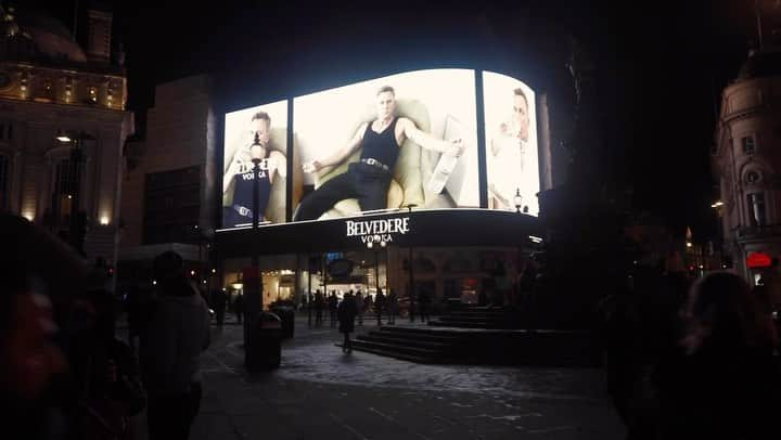 ジャスティン・オシェイのインスタグラム：「DC Campaign Up all week at Piccadilly 🕺🇬🇧🤯 @belvederevodka documented 📹 by @bennyjrobinson」