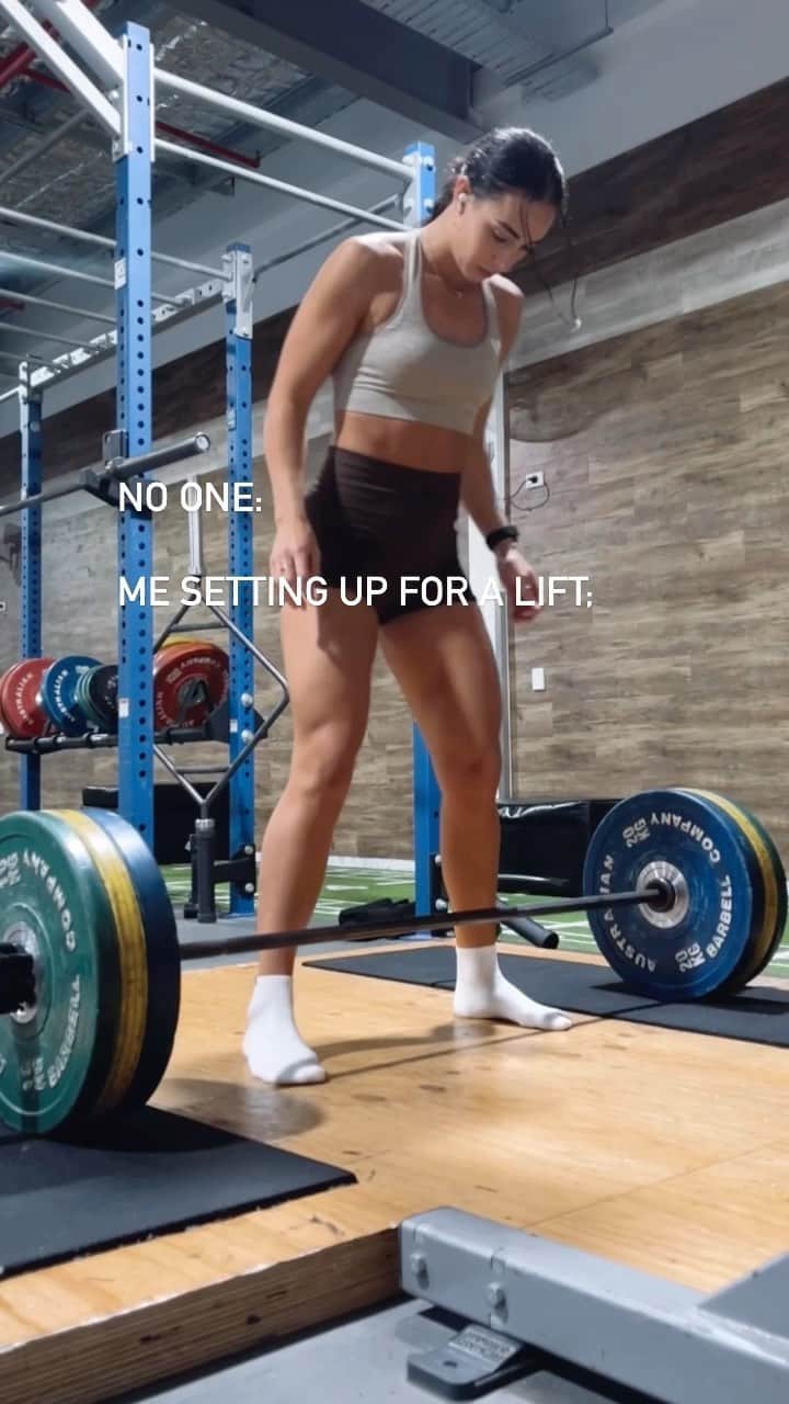 Danielle Robertsonのインスタグラム：「Who else does a Happy Feet dance before their lifts 😂🙋‍♀️   Wearing @womensbest 💪 #womensbest」