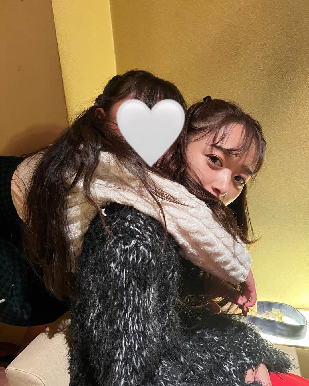 近藤千尋のインスタグラム：「昨日は東京の親戚と家族でご飯💓 ふぐを一年振りに🐡食べに行きました☺️ 長女は、昨日載せたインスタの写真を見て ママの髪型にしたいとリクエストが😂❤️  長女は私にべったりで 次女はひーぼぉくんにべったり❤️笑 パパにキスするのはいいけど パパからキスされるのは嫌らしい😂 追われるより追いかけたいのね💕わかるよ💕笑  今日は大阪day🐙 たこやき〜っ❤️(またゆってる)」