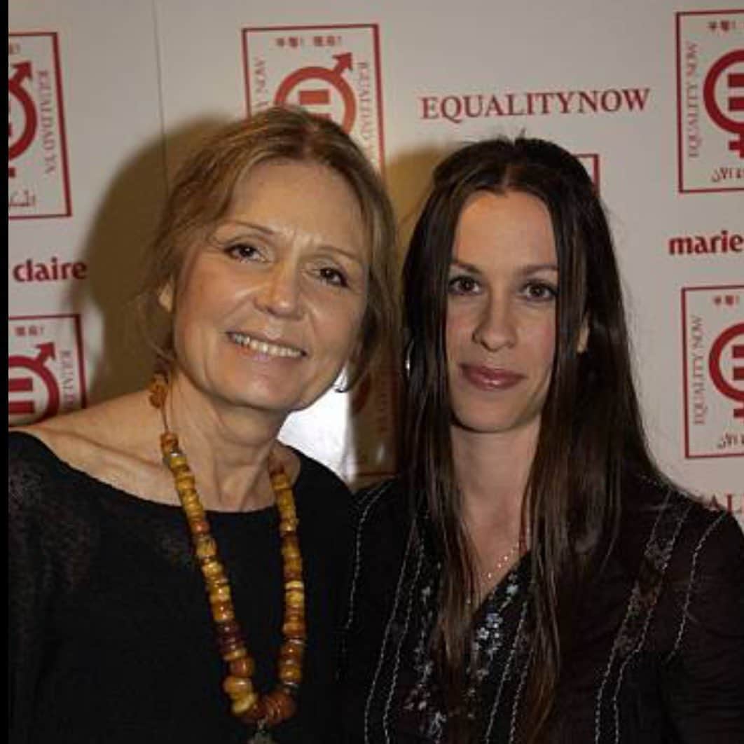 アラニス・モリセットのインスタグラム：「feminism and love for the feminine shows up in myriad forms. always updating and evolving… more understanding and more knowledge… more healing. so chuffed to be one of the 30 for 30 with @equalitynoworg  they have been a steadfast and ceaseless force in a world awkwardly, brazenly and gently moving toward egalitarianism. #celebratingthefeminineinall ✨」