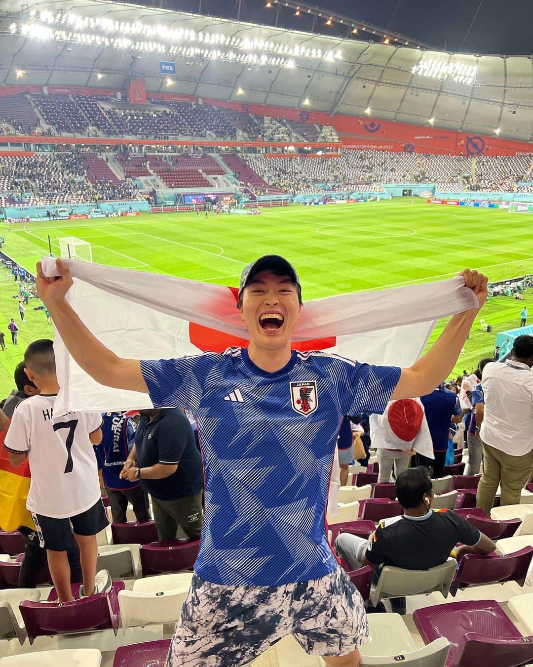 りゅートリックスのインスタグラム：「What a game!!!! Japan beat the notorious Germany🇯🇵😭 that was one of the biggest upsets in Worldcup history and so happy to see it in live😭😭❤️ ・ ・ 日本代表ワールドカップ史に残る歴史的勝利！！！ この試合を生で見れて本当に感激でした。発狂しすぎて顔やばいのはごめんなさいww残り2試合も現地観戦レポしていきたいと思います！ ・ ・ #worldcup  #worldcup2022 #qatar2022 worldcup#日本代表 #カタール #ワールドカップ #w杯」