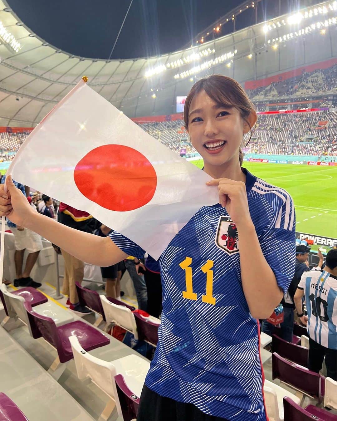堀江聖夏さんのインスタグラム写真 - (堀江聖夏Instagram)「🇯🇵💙FIFA World Cup 2022 ⁡ 歴史的、奇跡の瞬間😭🫶✨ 歓喜に満ち溢れた逆転のゴール、、 ⁡ 本当に本当に本当に かっこよかった…何度も何度も 試合映像を観ています。 ⁡ 現地カタール、ハリーファ国際スタジアムは 日本人サポーター、そして日本が大好きな 外国人サポーターも多くいました！ ⁡ 試合が終わったあとも ⁡ 「JAPANが好きでカタールに来た」 「JAPAN最高！」「ありがとう」 「JAPAN Congratulation！」 ⁡ とすれ違う多国籍の方々に挨拶していただき 世界中の人と繋がれるW杯という 多様性に満ち溢れている 国際交流文化が行われた事に感謝です🌍 ⁡ 試合終わりにはゴミ拾いをする 日本人サポーターは世界から賞賛を浴び、 権田修一選手のインタビューでも、 謙虚さ、堅実さ、誠実と日本の 美徳の精神が見られました。 ⁡ 次は27日19:00キックオフのコスタリカ戦！ 日本ベスト8進出を❗️ ⁡ ⁡ ________________________________ #サッカーワールドカップ2022  #日本代表　#ワールドカップ2022 #W杯　#fifaworldcup2022 #worldcup2022 #サムライブルー　#森保ジャパン #Qatar #サムライジャパン　#目指せベスト8 #japan」11月24日 6時45分 - mina_horie