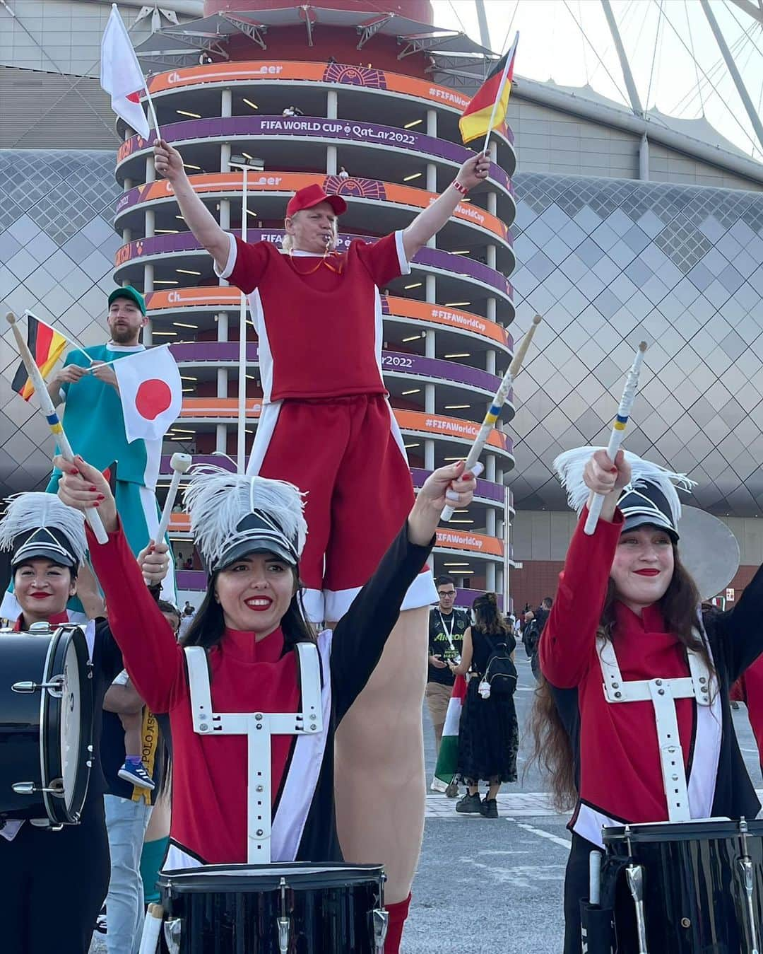 堀江聖夏さんのインスタグラム写真 - (堀江聖夏Instagram)「🇯🇵💙FIFA World Cup 2022 ⁡ 歴史的、奇跡の瞬間😭🫶✨ 歓喜に満ち溢れた逆転のゴール、、 ⁡ 本当に本当に本当に かっこよかった…何度も何度も 試合映像を観ています。 ⁡ 現地カタール、ハリーファ国際スタジアムは 日本人サポーター、そして日本が大好きな 外国人サポーターも多くいました！ ⁡ 試合が終わったあとも ⁡ 「JAPANが好きでカタールに来た」 「JAPAN最高！」「ありがとう」 「JAPAN Congratulation！」 ⁡ とすれ違う多国籍の方々に挨拶していただき 世界中の人と繋がれるW杯という 多様性に満ち溢れている 国際交流文化が行われた事に感謝です🌍 ⁡ 試合終わりにはゴミ拾いをする 日本人サポーターは世界から賞賛を浴び、 権田修一選手のインタビューでも、 謙虚さ、堅実さ、誠実と日本の 美徳の精神が見られました。 ⁡ 次は27日19:00キックオフのコスタリカ戦！ 日本ベスト8進出を❗️ ⁡ ⁡ ________________________________ #サッカーワールドカップ2022  #日本代表　#ワールドカップ2022 #W杯　#fifaworldcup2022 #worldcup2022 #サムライブルー　#森保ジャパン #Qatar #サムライジャパン　#目指せベスト8 #japan」11月24日 6時45分 - mina_horie