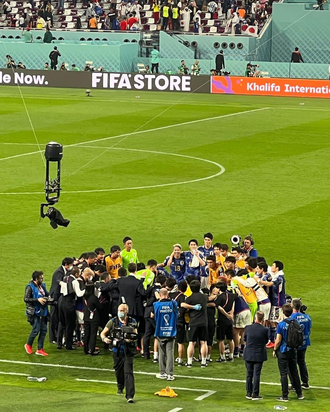 堀江聖夏さんのインスタグラム写真 - (堀江聖夏Instagram)「🇯🇵💙FIFA World Cup 2022 ⁡ 歴史的、奇跡の瞬間😭🫶✨ 歓喜に満ち溢れた逆転のゴール、、 ⁡ 本当に本当に本当に かっこよかった…何度も何度も 試合映像を観ています。 ⁡ 現地カタール、ハリーファ国際スタジアムは 日本人サポーター、そして日本が大好きな 外国人サポーターも多くいました！ ⁡ 試合が終わったあとも ⁡ 「JAPANが好きでカタールに来た」 「JAPAN最高！」「ありがとう」 「JAPAN Congratulation！」 ⁡ とすれ違う多国籍の方々に挨拶していただき 世界中の人と繋がれるW杯という 多様性に満ち溢れている 国際交流文化が行われた事に感謝です🌍 ⁡ 試合終わりにはゴミ拾いをする 日本人サポーターは世界から賞賛を浴び、 権田修一選手のインタビューでも、 謙虚さ、堅実さ、誠実と日本の 美徳の精神が見られました。 ⁡ 次は27日19:00キックオフのコスタリカ戦！ 日本ベスト8進出を❗️ ⁡ ⁡ ________________________________ #サッカーワールドカップ2022  #日本代表　#ワールドカップ2022 #W杯　#fifaworldcup2022 #worldcup2022 #サムライブルー　#森保ジャパン #Qatar #サムライジャパン　#目指せベスト8 #japan」11月24日 6時45分 - mina_horie