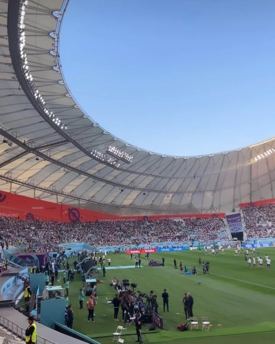 堀江聖夏さんのインスタグラム写真 - (堀江聖夏Instagram)「🇯🇵💙FIFA World Cup 2022 ⁡ 歴史的、奇跡の瞬間😭🫶✨ 歓喜に満ち溢れた逆転のゴール、、 ⁡ 本当に本当に本当に かっこよかった…何度も何度も 試合映像を観ています。 ⁡ 現地カタール、ハリーファ国際スタジアムは 日本人サポーター、そして日本が大好きな 外国人サポーターも多くいました！ ⁡ 試合が終わったあとも ⁡ 「JAPANが好きでカタールに来た」 「JAPAN最高！」「ありがとう」 「JAPAN Congratulation！」 ⁡ とすれ違う多国籍の方々に挨拶していただき 世界中の人と繋がれるW杯という 多様性に満ち溢れている 国際交流文化が行われた事に感謝です🌍 ⁡ 試合終わりにはゴミ拾いをする 日本人サポーターは世界から賞賛を浴び、 権田修一選手のインタビューでも、 謙虚さ、堅実さ、誠実と日本の 美徳の精神が見られました。 ⁡ 次は27日19:00キックオフのコスタリカ戦！ 日本ベスト8進出を❗️ ⁡ ⁡ ________________________________ #サッカーワールドカップ2022  #日本代表　#ワールドカップ2022 #W杯　#fifaworldcup2022 #worldcup2022 #サムライブルー　#森保ジャパン #Qatar #サムライジャパン　#目指せベスト8 #japan」11月24日 6時45分 - mina_horie