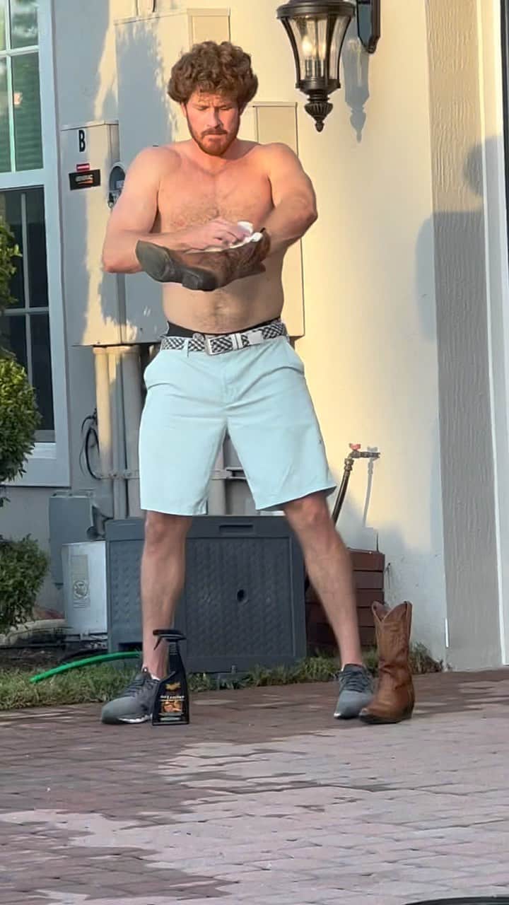 ローレン・マイコラスのインスタグラム：「Get you a man who will clean your boots for you 🤠 @magic_mikolas39」