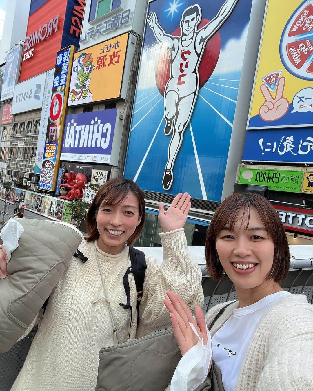 篠崎澪のインスタグラム：「@chikae0121 に便乗して…  大阪の旅楽しかった〜🐙 いろんな人にも会えたし🙆‍♀️  みなさんに教えていただいたところもいくつか行きましたが、時間足らずでした😭 また次回のお楽しみということで🥺  私的に2枚目のパイが大優勝🏆 みなさんもぜひ☺️🫶」