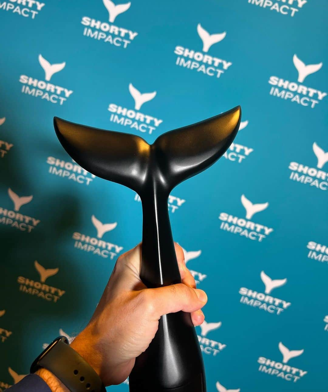 Alfredo Floresのインスタグラム：「we won the @shortyawards for best ‘live streaming’!! 🙏🏽 big thank you to our entire team and all who participated in #prideeve such a pleasure directing this 🎬 @inviz.tv」