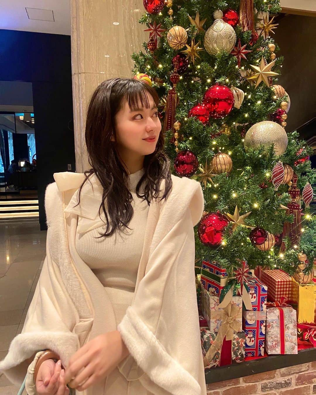 綾瀬りえさんのインスタグラム写真 - (綾瀬りえInstagram)「お疲れ様✨  寒くなってきました⛄️  最近ニキビとか足のむくみとか凄いから 自分を労る時間つくらなきゃと思い  時間ある時はマッサージにいったりしてます✨  自律神経整うからオススメだよ💗  あと、はおってるファーポンチョのお洋服は(@radychan_no_insta )💗  お姫様気分を味わえたお洋服！ 冬におしゃれしたい時に羽織るだけで 女子力アップ⤴️  #クリスマス #マッサージ #自律神経 #自律神経を整える #足のむくみ #むくみ解消 #冬コーデ #ポンチョ #白コーデ #フェミニンコーデ #クリスマスツリー #冬カラー #インスタ映え #カメラ女子」11月24日 8時14分 - ayase1013rie