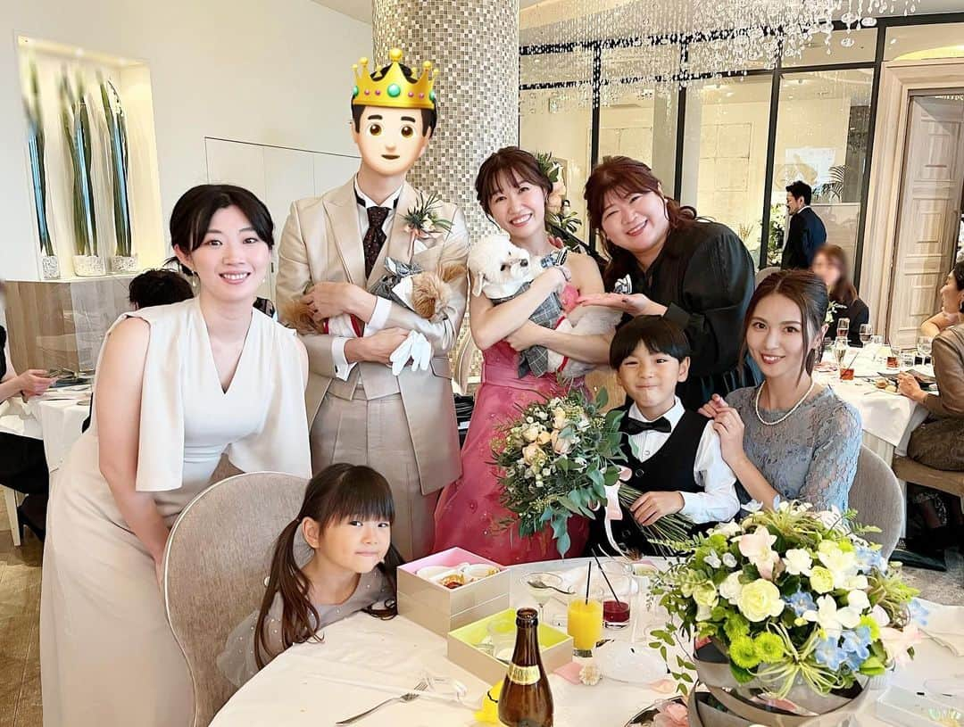 菊地あやかのインスタグラム：「. cindy結婚おめでとう👰🏻‍♀️🕊️🤍 本当に素敵な旦那さん見つけたね🥹 みんなでずーっと言ってたよ！！！笑 入場から幸せいっぱいの笑顔で泣いた。 本当に本当にうれしい！！！ 最初から最後まで笑いと涙の結婚式🥹 オリジナルソング最高だったよ🥹www しのぶさんが作ったドレス姿も お色直しも超絶可愛かった🫶🏻💖💖 フラッグボーイ&ガールという名の大役も お願いしてくれて有難うございました⸝⸝꙳ cindy、マイラブさん末長くお幸せに🥰」