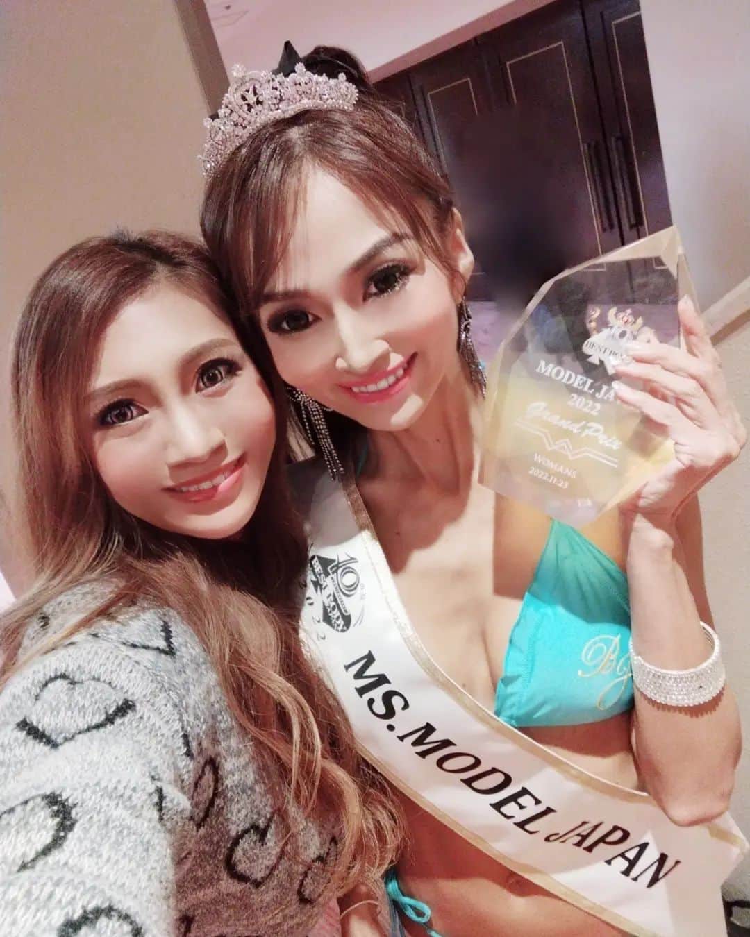 のインスタグラム：「. GM❤おはよー☀✨ 昨日はベストボディジャパン日本大会🇯🇵 おたかのサポートで一日中両国国技館を走り回ってました💨💨  結果はモデルジャパン ウーマンズクラス優勝👑 念願のティアラゲット✨✨ 最後のオーバーオール(総合優勝戦)はとれなかったけど、コーチの私の中では間違いなく日本一です❤  今年もよく頑張りました！ おたかの人生史上一番最高の身体に仕上げられたと思います！ しっかりバルクアップ期間とって、また来年更にパワーアップしようね✨ お疲れ様❤LOVE❤ . . 【REIKA calendar 2023📅予約販売受付中】 https://reikajapan.shopselect.net/ 🔼ハイライトから飛べます . . ｡.｡･.｡*ﾟ+｡｡.｡･.｡*ﾟ+｡｡.｡･.｡*ﾟ+｡｡.｡･.｡*ﾟ  【スケジュール】 11/26㈯ 東京撮影会🈵 12/18㈰ PANDORA撮影会 12/29㈭東京年末REIKA撮影会  ⚠️パーソナルトレーニング(男女可),ポージングレッスン(FWJ公認講師),リクエスト撮影(初見不可)の問い合わせはDM下さい📧  ｡.｡･.｡*ﾟ+｡｡.｡･.｡*ﾟ+｡｡.｡･.｡*ﾟ+｡｡.｡･.｡*ﾟ  #bikinicompetitor #fitnessmodel #personaltrailer #フィットネスモデル #筋トレ女子 #筋肉女子 #トレーニング #training #筋トレ #workout #パーソナルトレーナー #beachgirl #reikacalendar #calendar2023 #カレンダー #BBJ #ベストボディジャパン #モデルジャパン #両国国技館 #日本大会」