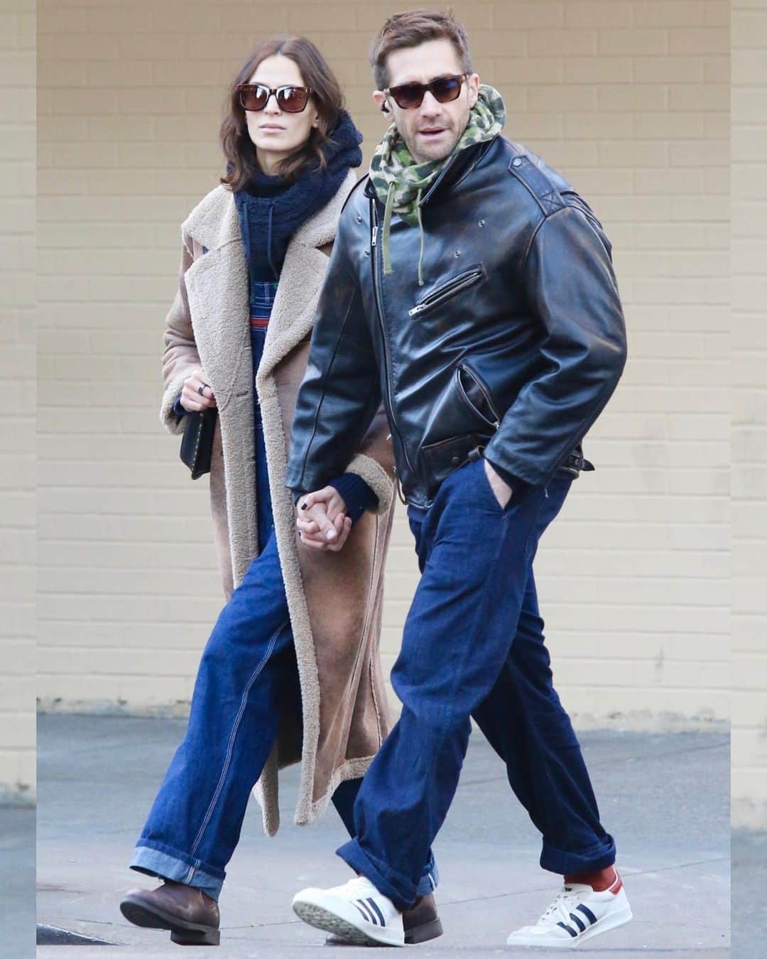 のインスタグラム：「Jake Gyllenhaal holds hands with longtime girlfriend Jeanne Cadieu during a romantic stroll around the city. #JakeGyllenhaal #Jeanne Cadieu Photos: Backgrid」