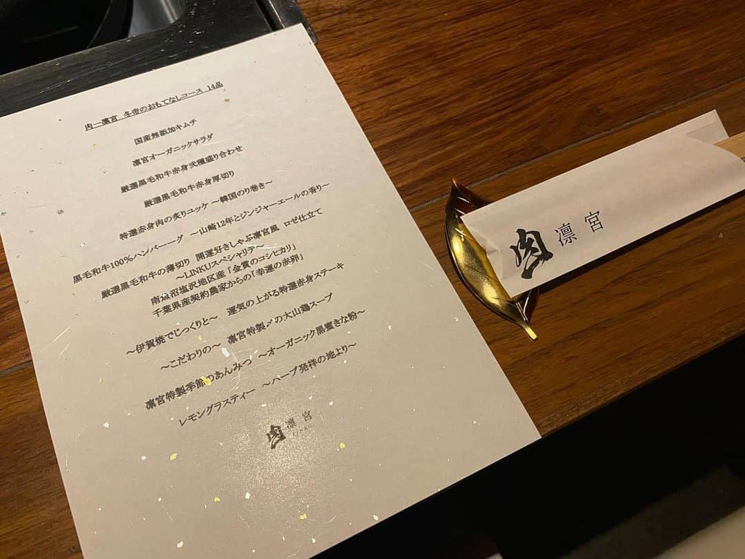 瀬戸サオリのインスタグラム：「家族で記念日ご飯🥓  オーガニックサラダ🥗 野菜もドレッシングも おいしすぎて 4回おかわりしたくらい😏  お肉も卵も素材に こだわり詰まって ほんっっとに全部 美味しかった😭🥓 全部ワサビと塩で食べるところも最高〜🥹 石垣牛のすきしゃぶ… 絶品すぎた😭 そして 沖縄いきたくなった🌺笑  息子は ハンバーグ出してもらって 完食ご飯でした🫶🏽  パパありがとう😍」