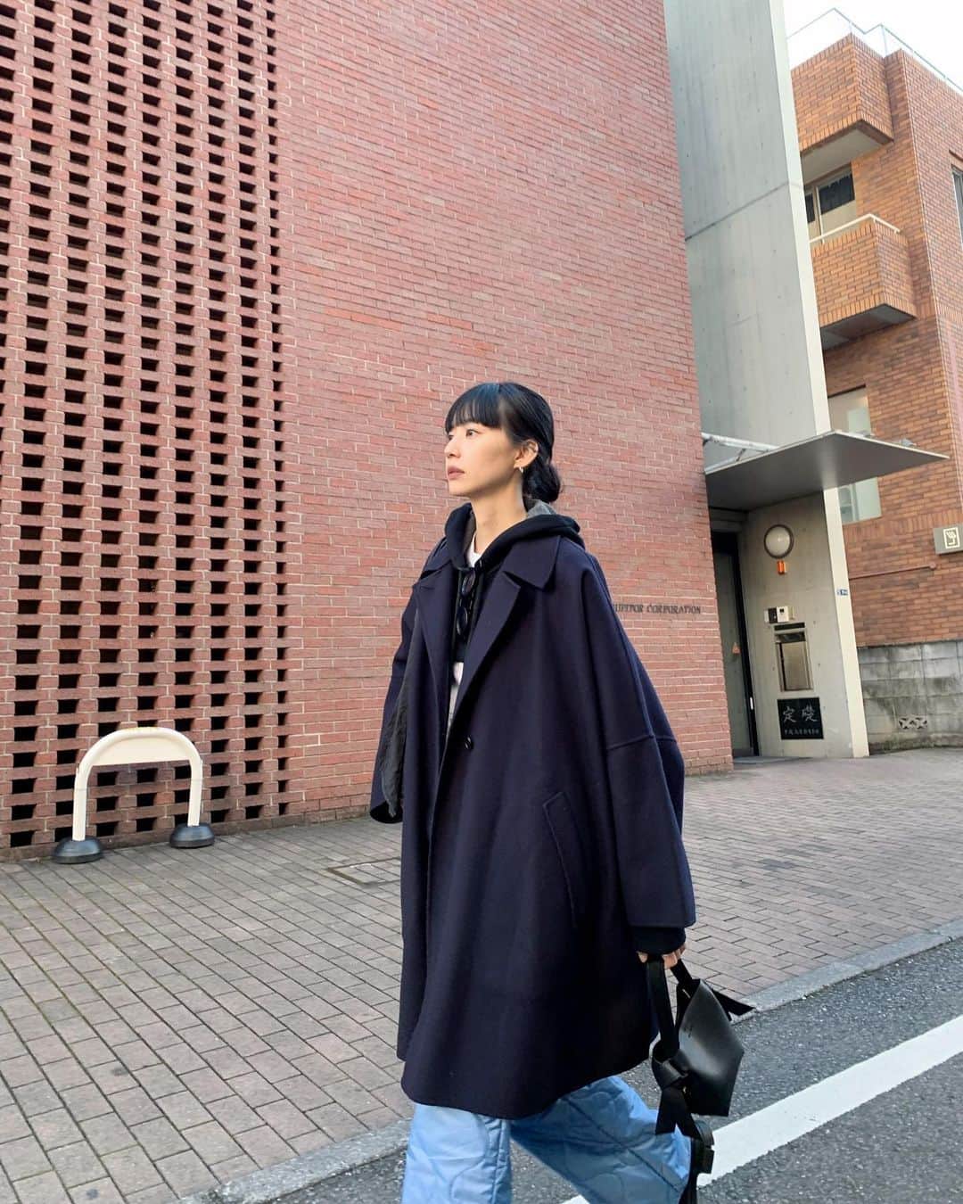 Shiho Sasakiのインスタグラム：「寒かった日の私服⛄️  コートとか持ってるの暗い色が多いから キルティングパンツはブルーを買いました🫐  #MOUSSY#MOUSSYSNAP」